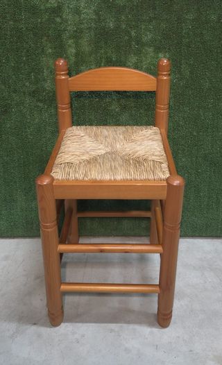 Silla pequeña de madera y yute