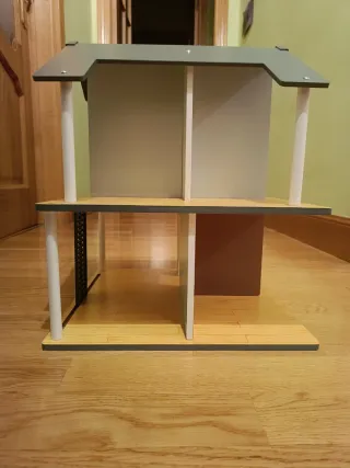 Casa de muñecas con muebles y figuras