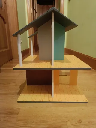 Casa de muñecas con muebles y figuras