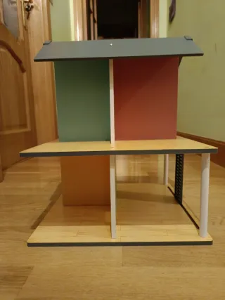 Casa de muñecas con muebles y figuras