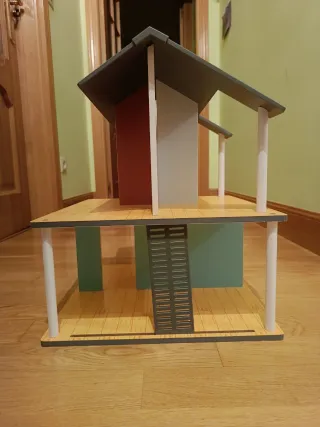 Casa de muñecas con muebles y figuras