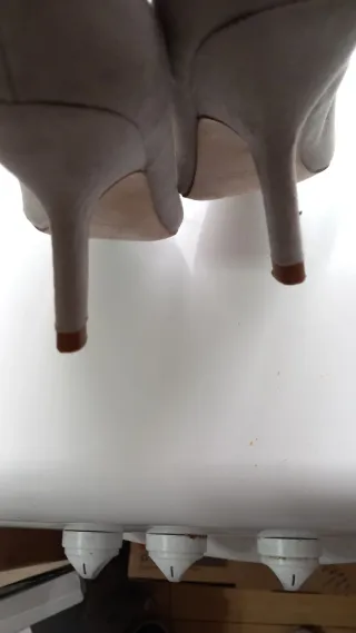 Zapatos de tacón grises