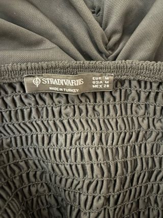 Vestido negro ajustado con tirantes