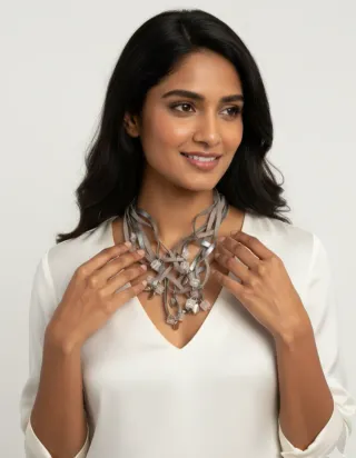 Collar artesanal plateado con cubos