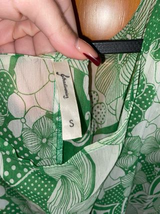 Blusa verde y blanca estampada