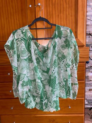 Blusa verde y blanca estampada