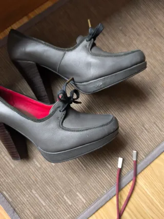 Zapatos de tacón de piel gris