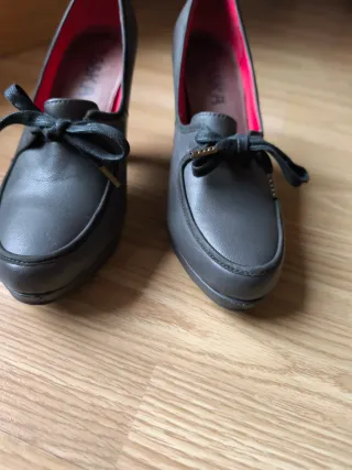 Zapatos de tacón de piel gris