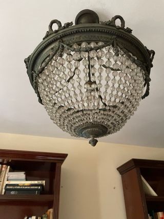 Lámpara antigua de cristal y metal.