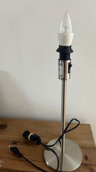 Lámpara de mesa Ikea metálica con bombilla