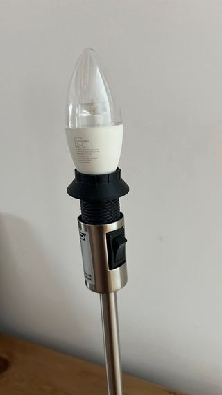 Lámpara de mesa Ikea metálica con bombilla
