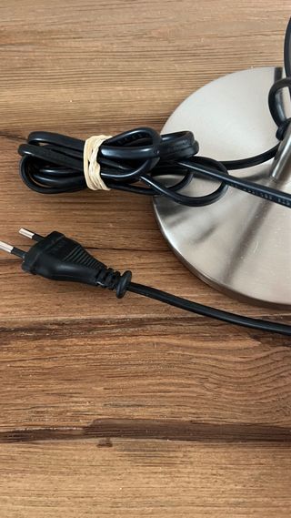 Lámpara de mesa Ikea metálica con bombilla