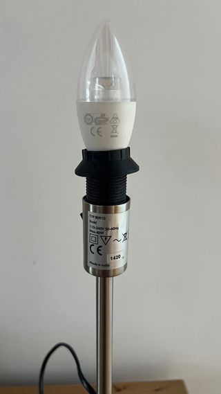 Lámpara de mesa Ikea metálica con bombilla