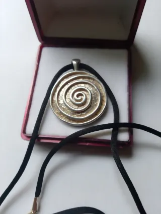 Collar espiral plata y cordón negro