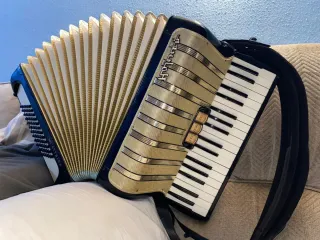 Fisarmonica Hohner Arietta 72 Bassi