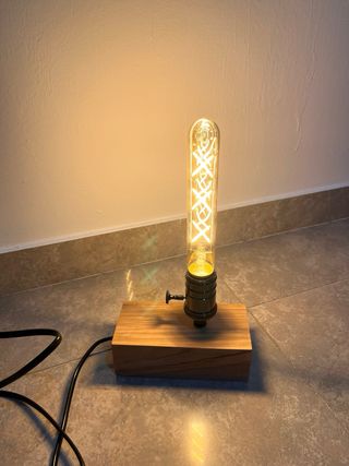 Lampada in legno con lampadina vintage