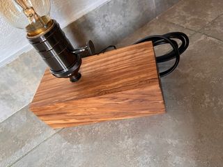 Lampada in legno con lampadina vintage