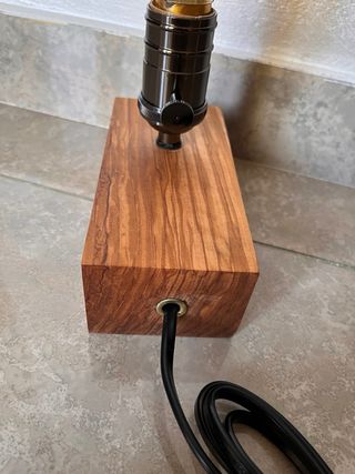 Lampada in legno con lampadina vintage