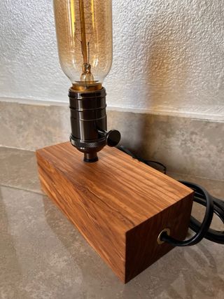 Lampada in legno con lampadina vintage