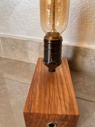 Lampada in legno con lampadina vintage