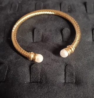 Pulsera dorada ajustable con perlas