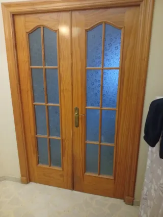 Puerta de salón de madera con cristal