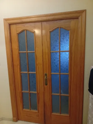 Puerta de salón de madera con cristal