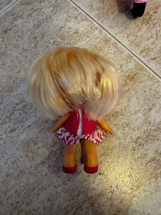 Muñeca con moto rosa y accesorios