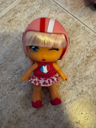 Muñeca con moto rosa y accesorios