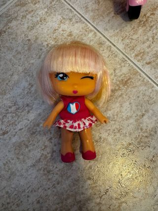 Muñeca con moto rosa y accesorios