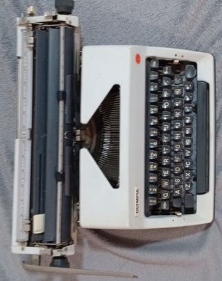 Máquina de escribir Olympia blanca