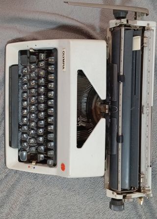 Máquina de escribir Olympia blanca