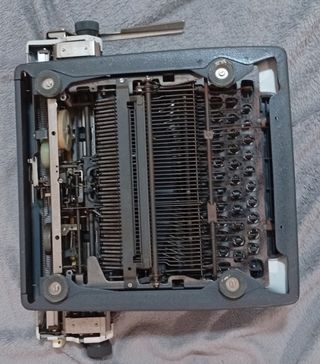 Máquina de escribir Olympia blanca