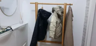 Perchero de madera y mimbre