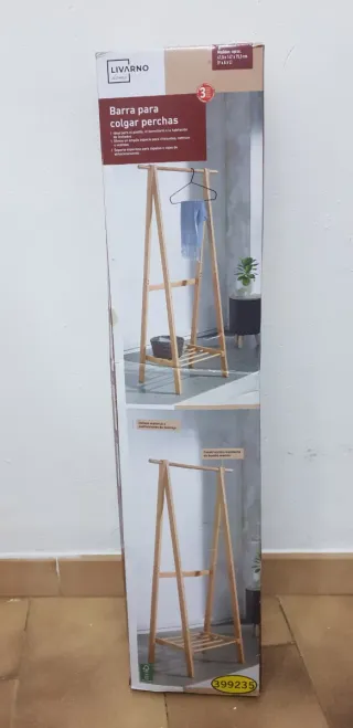 Perchero de madera y mimbre