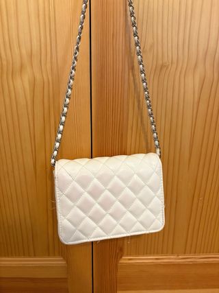 Bolso blanco acolchado con cadena
