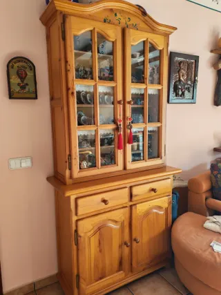 Mueble rústico de madera y cristal