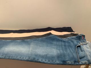 4 pantalones de hombre (2 chinos y 2 vaqueros)