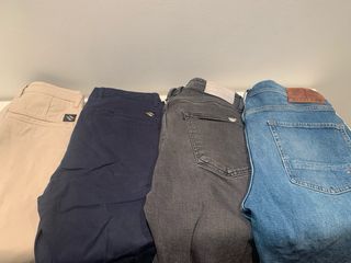 4 pantalones de hombre (2 chinos y 2 vaqueros)