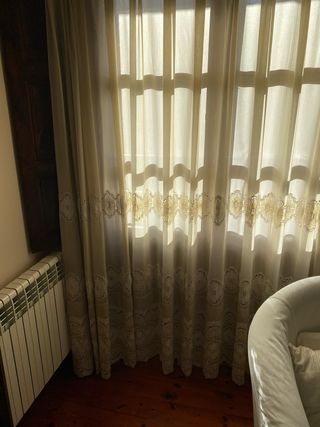 Cortina bordada beige .