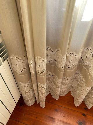 Cortina bordada beige .