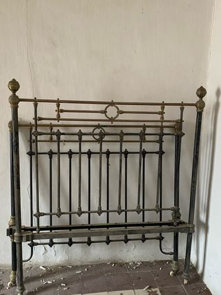 Cabecero antiguo de metal