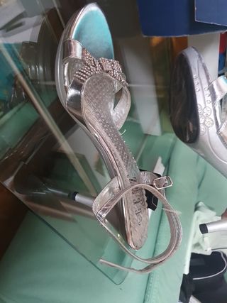 Zapatos de tacón plateados sin estrenar Talla 37