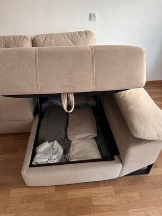 Divano a 3 posti color sabbia. 1 anno, garanzia