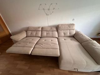 Divano a 3 posti color sabbia. 1 anno, garanzia