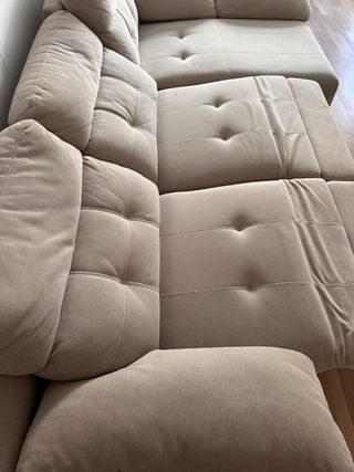 Divano a 3 posti color sabbia. 1 anno, garanzia