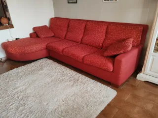 Divano angolare rosso in tessuto