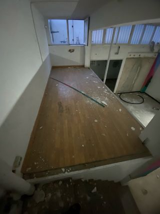 Altillo hierro, suelo madera y escalera