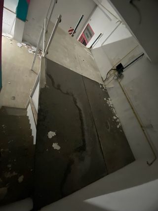 Altillo hierro, suelo madera y escalera