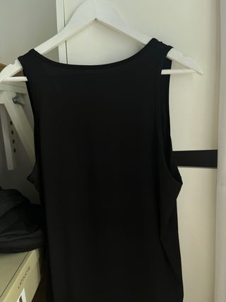 Top negro sin mangas